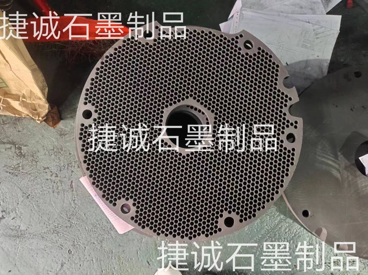 石墨盤，石墨燒結(jié)盤，石墨盤加工，銅管燒結(jié)石墨盤，導(dǎo)熱燒結(jié)石墨盤，鐘罩爐石墨盤，推板爐石墨盤，石墨盤生產(chǎn)廠家